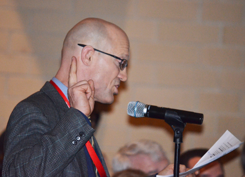 Kelvyn Park High School teacher Jerry Skinner speaking to the November 19, 2014 meeting of the Chicago Board ofE Education. Substance photo by David Vance.
