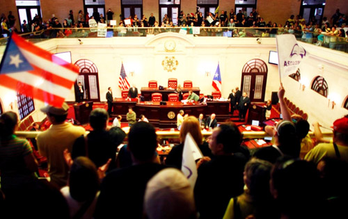 Teachers surround senators in San Juan to protest 